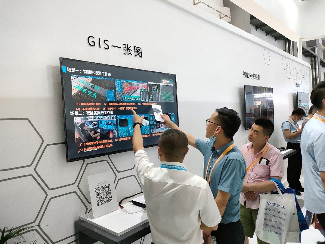 在華為聯合展臺與客戶交流.jpg